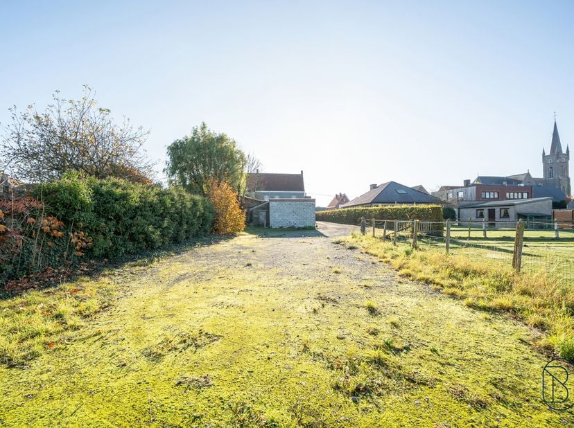 Op een strategische ligging in Kerkhove bevindt zich dit ruime perceel met tal van mogelijkheden voor herontwikkeling. Dankzij de uitstekende bereikba