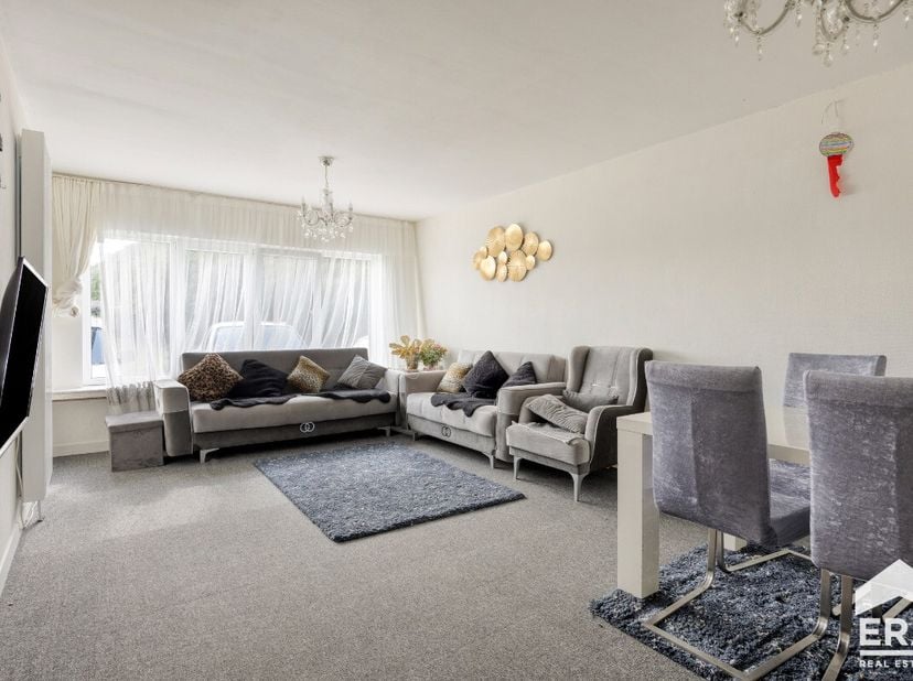 Gelijkvloers 3 SLPK appartement op gunstige locatie in Geel Bent u op zoek naar een instapklaar appartement met een gunstige ligging in Geel? Dan is d