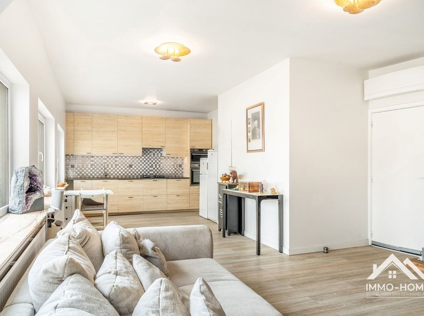 Dit mooie lichtrijke appartement is gelegen op de derde (bovenste) verdieping van het complex, en is te bereiken via zowel lift als trap. Je komt zo i