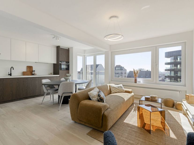 Op een steenworp van het strand ligt dit prachtig gerenoveerde appartement te koop. Dankzij de grote raampartijen geniet de leefruimte van een overvlo
