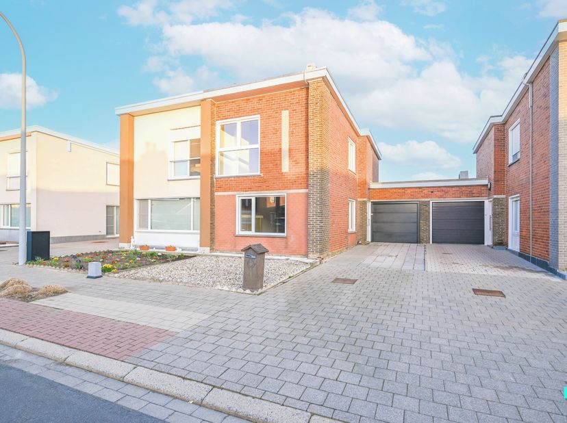 In het hart van Oostrozebeke bevindt zich deze te renoveren gezinswoning, rustig gelegen in een kindvriendelijke verkaveling waar het aangenaam wonen
