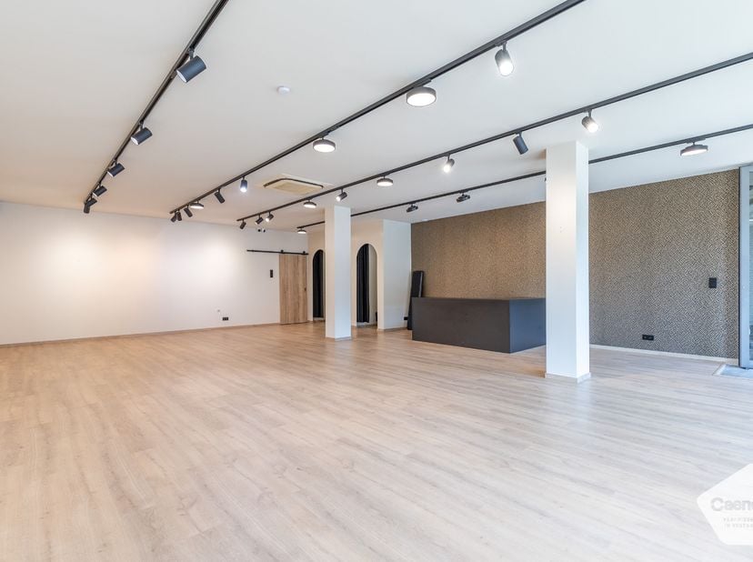 Bien professionnel à vendre à Kon. Astridstraat 25,
                    8210 Veldegem