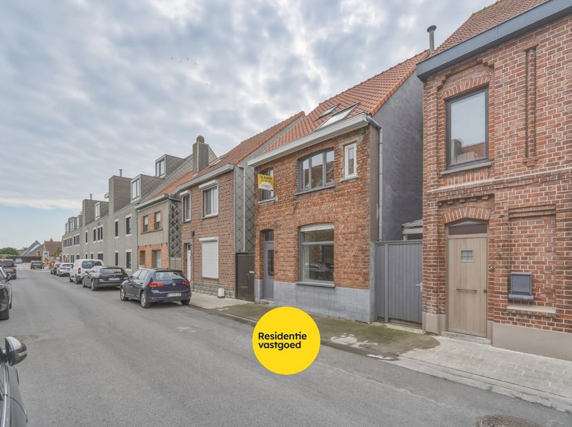 In Oudenburg bevindt zich deze halfopen bebouwing op een perceel van 365 m², oorspronkelijk gebouwd in 1934 en gerenoveerd in 2021. De woning biedt he