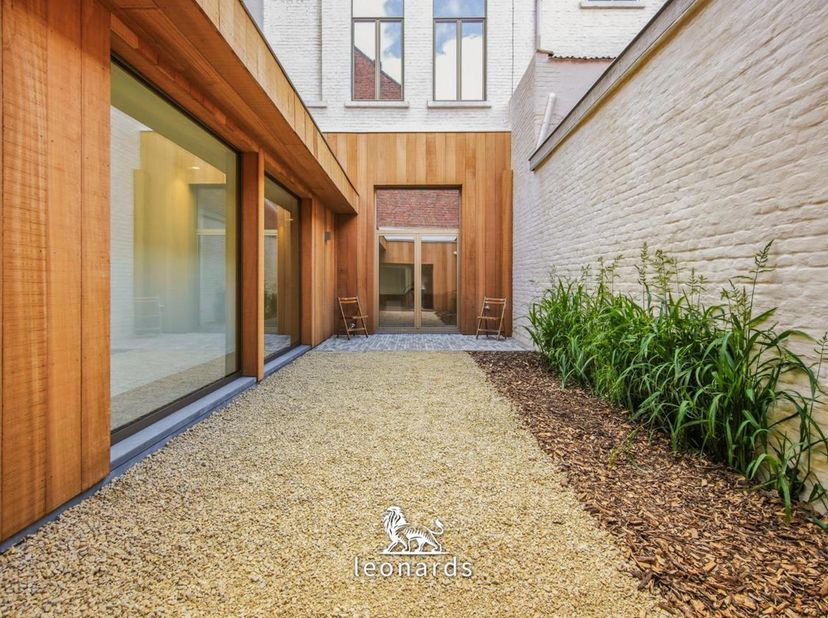 Op wandelafstand van het bruisende centrum van Kortrijk bevindt zich deze prachtig gerenoveerde burgerwoning.<br />
Bij het betreden van de woning kom