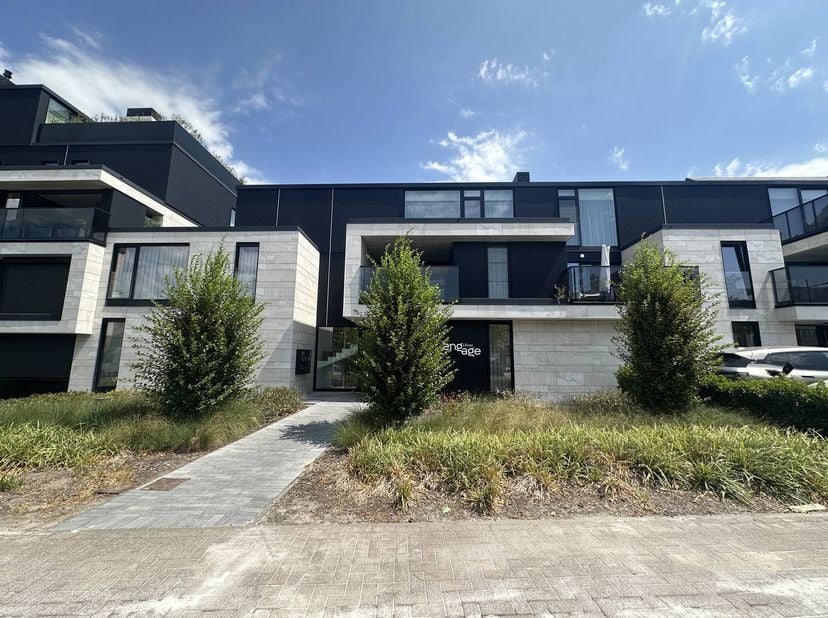 De autostaanplaats heeft een oppervlakte van 12,5 m² en bevindt zich in de kelderverdieping van het appartementsgebouw Residentie L'Estrade, strategis