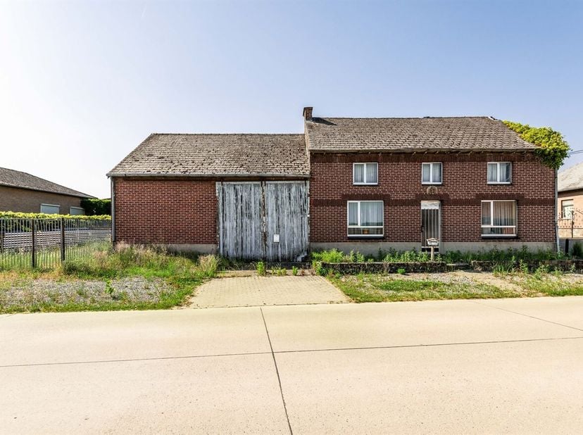 Authentieke hoeve met schuren en voormalige stallen op een ruim perceel van 2.748 m² in het landelijke Nieuwerkerken. Deze karaktervolle eigendom bied