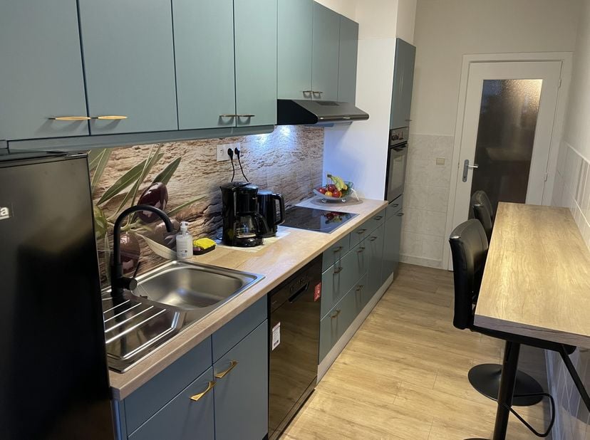 "Prachtig instapklaar appartement op 50m van dijk en strand".<br />
<br />
Ligging: Koningsstraat 35 bus 2, Oostende<br />
<br />
TROEVEN VAN DIT APPP