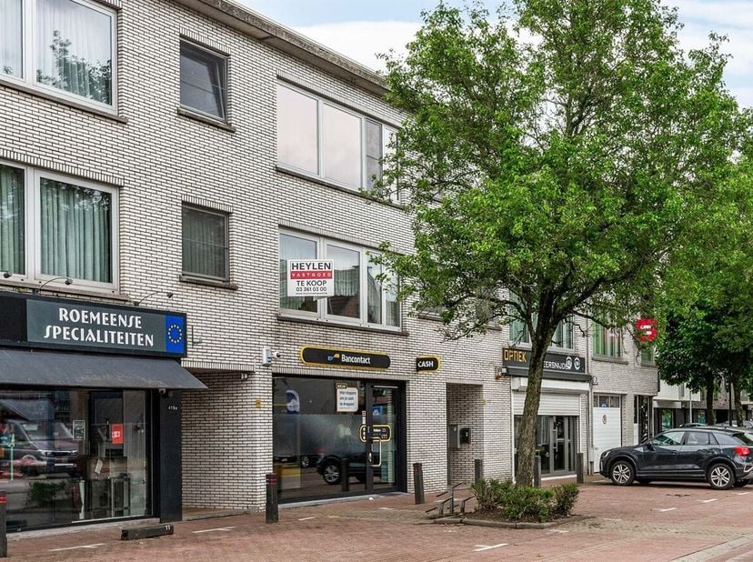 Ruim appartement met 2 slaapkamers en garage, gelegen in het centrum van Wuustwezel.  <br />
U treft dit appartement aan in het centrum van Wuustwezel