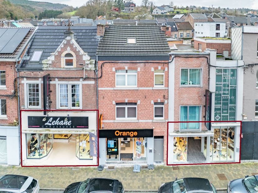 Opportunité unique d’acquérir dans l'hyper centre d'Aywaille un rez commercial bien aménagé d'une superficie d'environ 300m² en deux magasins communic