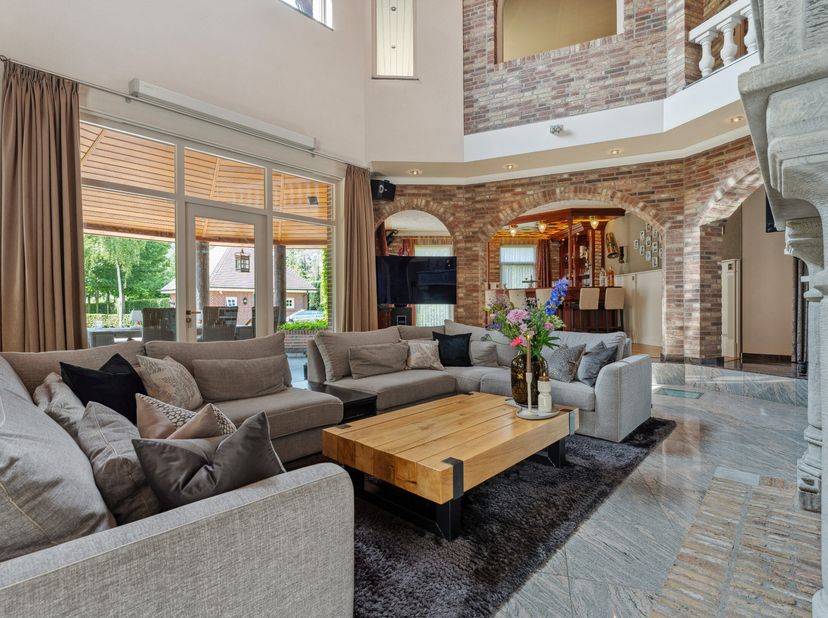 Cette villa impressionnante vous accueille avec une atmosphère de classe et de tranquillité, magnifiquement située sur un terrain de 3 241 m². Au mili