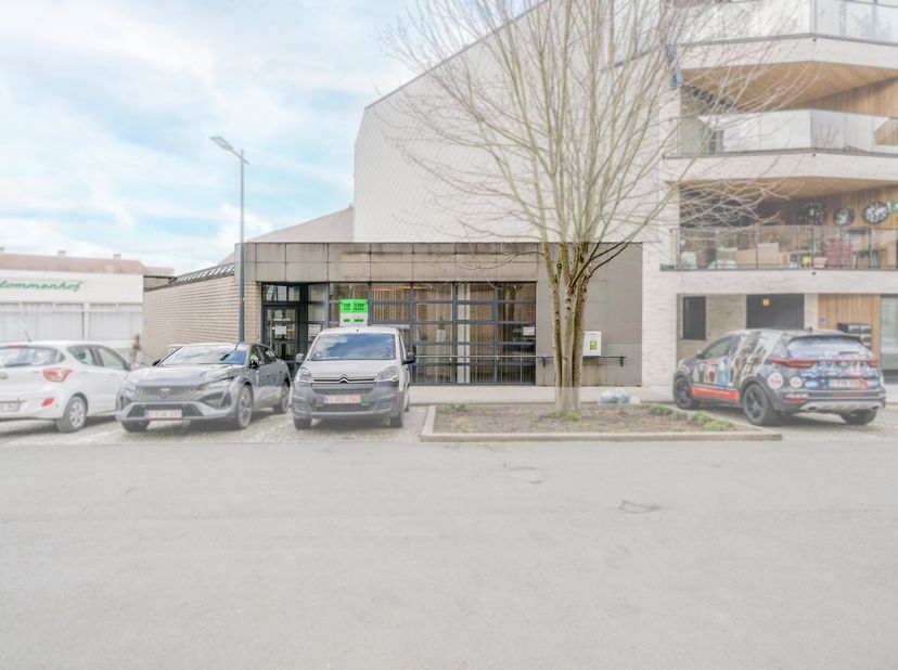 Situé sur la place du marché de Staden, avec un accès aisé et de nombreuses possibilités de stationnement à proximité immédiate, ce bureau polyvalent