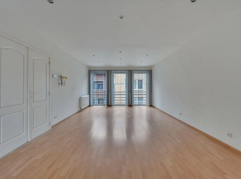 Dit instapklaar duplex appartement met een ruime en praktische indeling ligt in een rustige straat in Riemst.<br />
Via de inkomhal met apart gastento