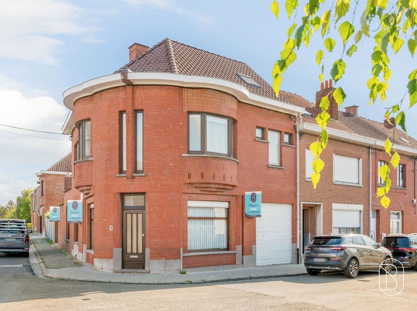 Grande et robuste habitation à seulement deux pas du centre du village.<br />
<br />
Cette maison en parfait état d'entretien mais nécessitant des t