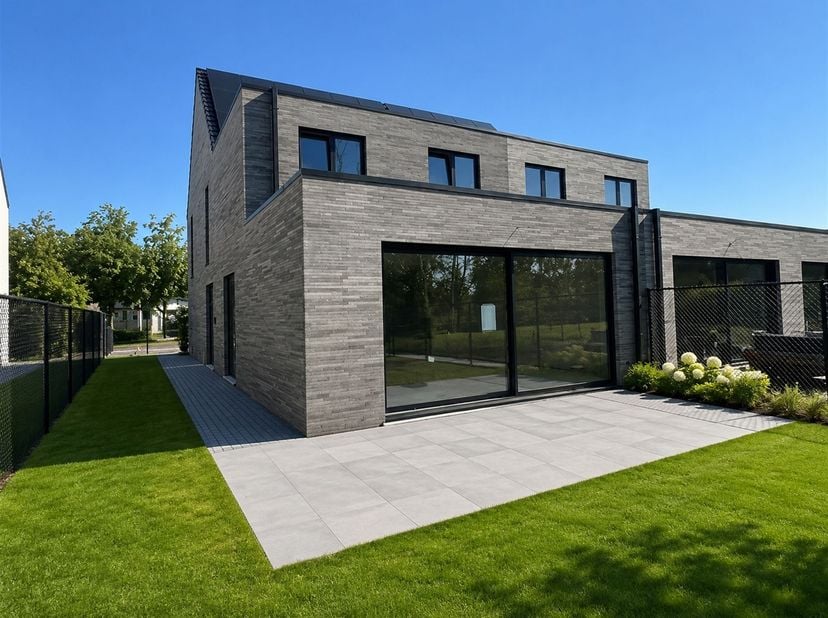 LAATSTE WONING TE KOOP!<br />
Grijp uw laatste kans om eigenaar te worden van deze exclusieve halfopen nieuwbouwwoning, waar luxe, comfort en energie