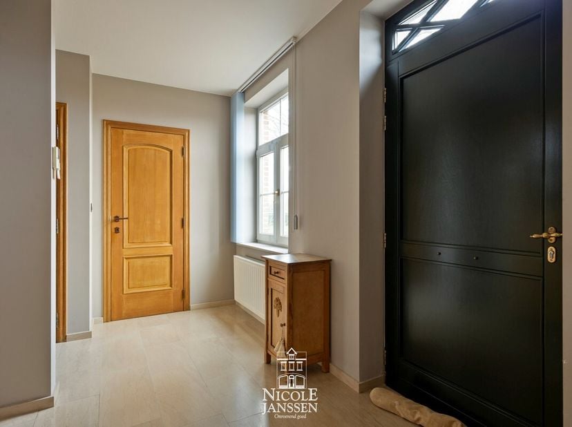 Dit landhuis met karakter geniet van een prachtig open zicht over de achterliggende weilanden.<br />
De woning is verrassend ruim ingedeeld over diver