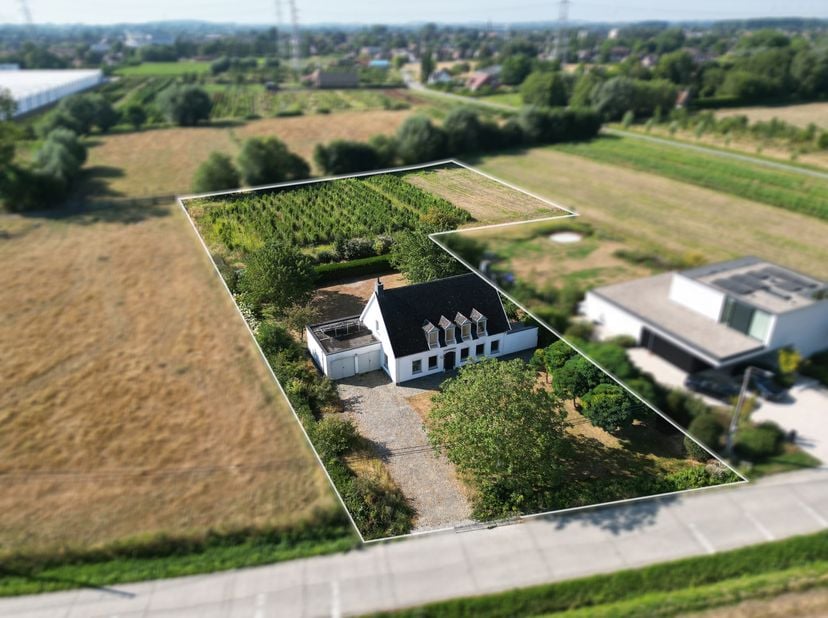 Découvrez cette charmante villa blanche implantée sur une magnifique parcelle de 4.932 m², située dans un emplacement privilégié offrant une belle vue