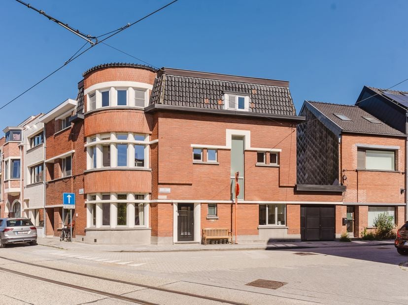 LIGGING<br />
Deze prachtige art-deco burgerwoning neemt een bijzondere plek in op de hoek van de Koersenstraat. Een charmante ligging in een levendig