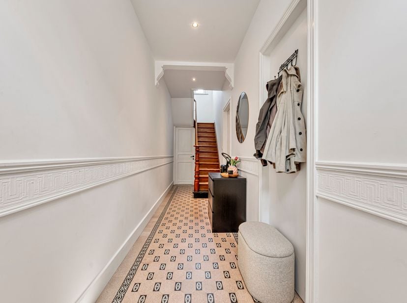 Gerenoveerde woning in Bissegem te koop !<br />
We betreden deze woning via de inkomhal met authentieke elementen en komen binnen in de leefruimte. De