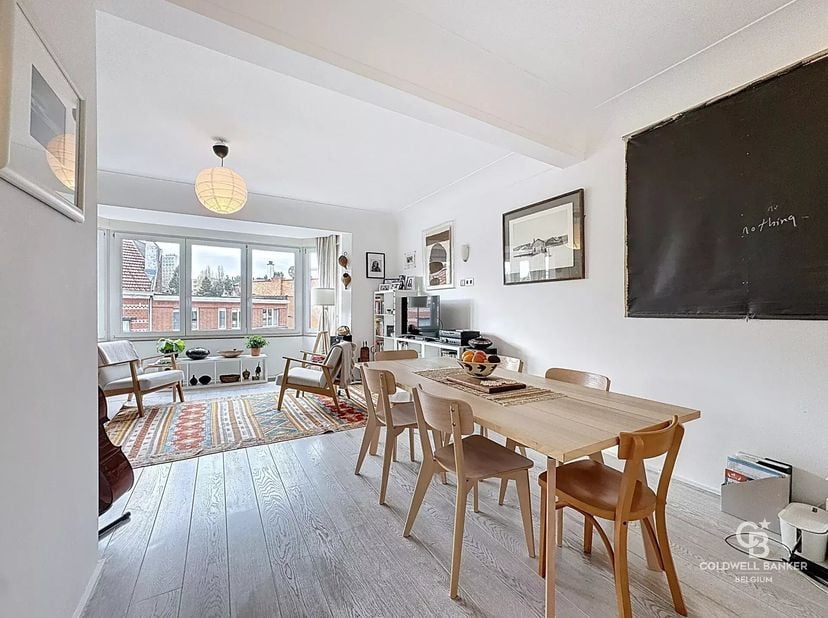 Appartement op de 4e en bovenste verdieping met lift (gebouw uit 1950) in een klein complex met 5 woningen.<br />
Dit appartement bestaat uit een hal