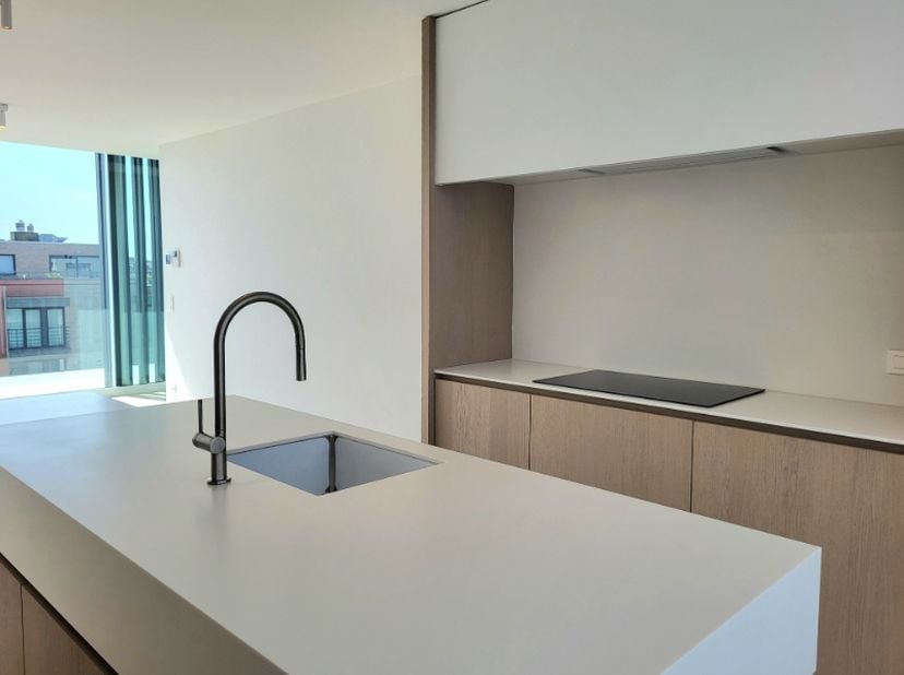 Spacieux penthouse exposé sud, situé au centre de Koksijde-Bad, au 6e étage de la résidence neuve « Coxy-Dunes ».&amp;nbsp;<br />
Cet appartement de 2 cha