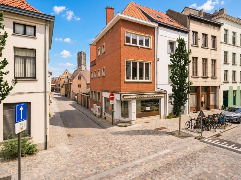 Handelsuimte met woonst op toplocatie in stadscentrum <br />
Deze gelijkvloerse handelsruimte in het hart van Mechelen biedt een mooi ruimte voor uw z