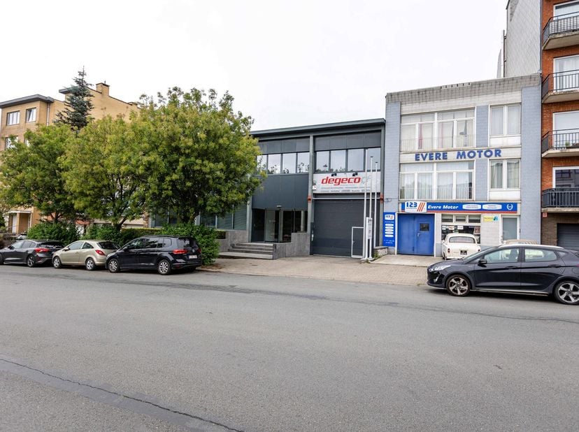 Situé à Evere, à proximité immédiate du Ring de Bruxelles, de l'aéroport national et des principaux axes routiers, cet ensemble immobilier professionn