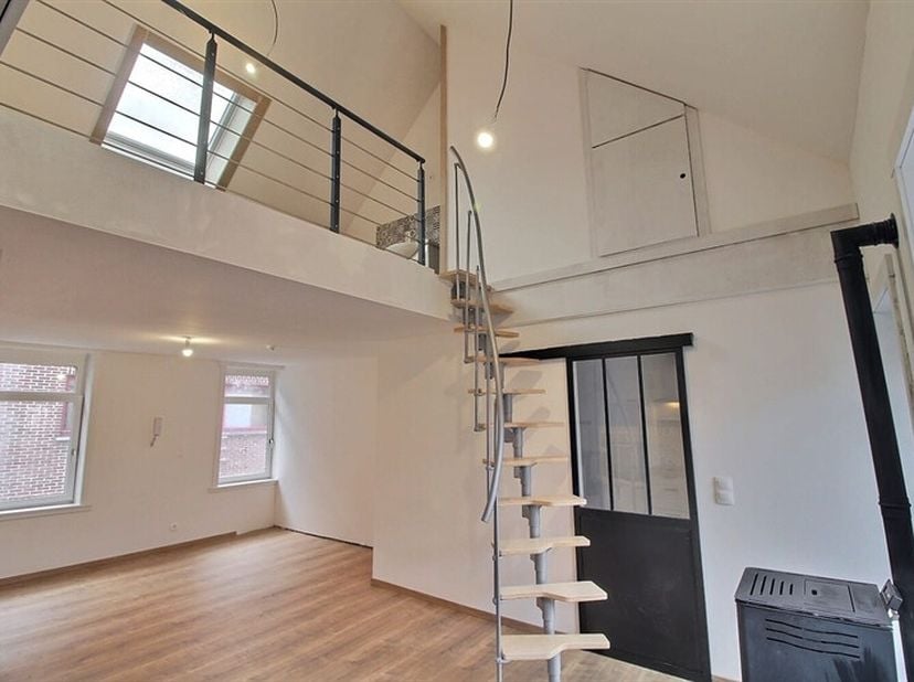 Immeuble de rapport idéalement situé dans le secteur de Mouscron.<br />
L' immeuble se compose de deux appartements distincts déjà loués.<br />
Au rez
