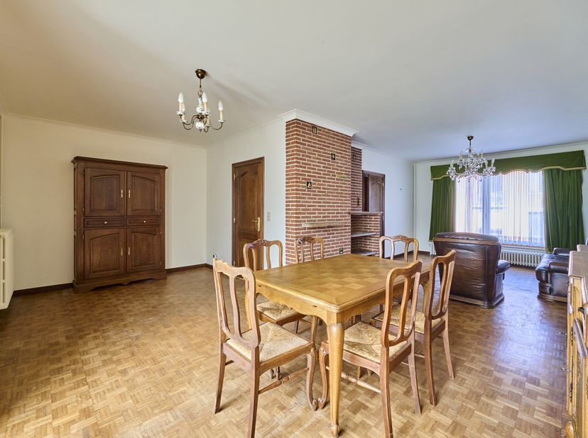 Goed onderhouden rijwoning met drie slaapkamers op toplocatie - ruime kelder en inpandige garage. Praktisch ingedeelde woning aan de Wijkmolenweg 15 o