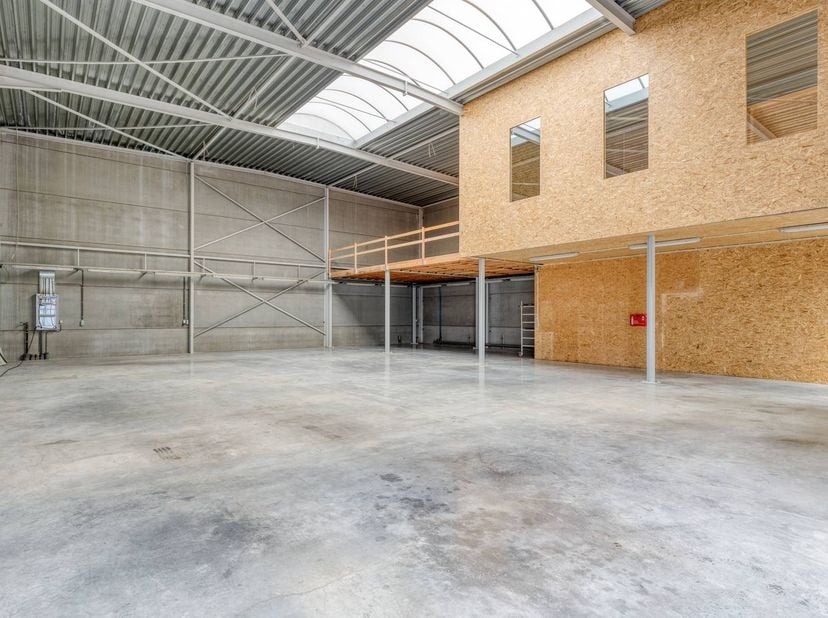 Vous recherchez la base idéale pour votre entreprise ? Cet entrepôt fonctionnel et de haute qualité offre la combinaison parfaite d'un espace de stock