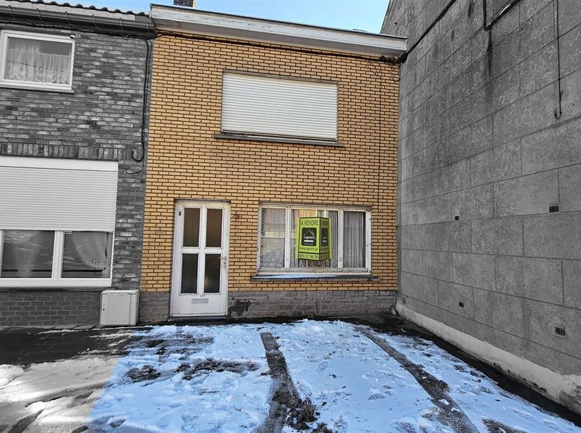 SOUS OPTION - PLUS DE VISITE - Prix: Offre à partir de 45.000 euros, frais d'agence non inclus et à charge de l'acquéreur.<br />
Maison à restaurer co