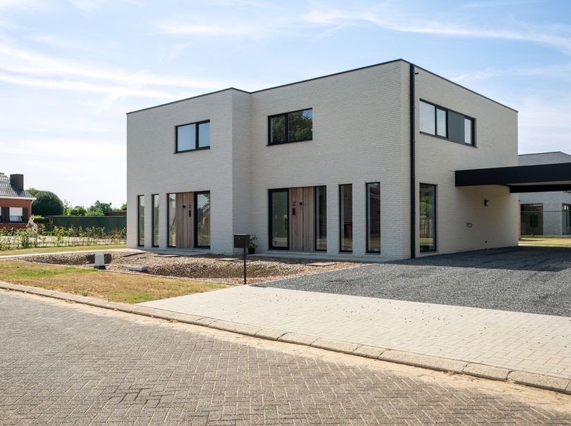 Eigentijds wonen in een kleinschalig BEN-project<br />
Dit stijlvolle nieuwbouwproject omvat moderne halfopen BEN-woningen waar hedendaagse architectu