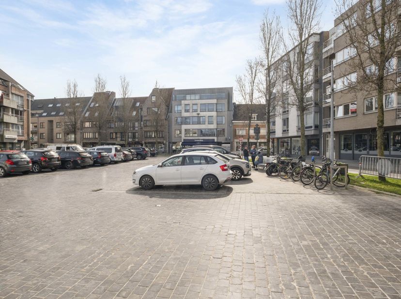 Ben je op zoek naar een investering of wil je je eigen zaak uitbouwen in het commerciële centrum van Gistel?<br />
Dan is dit handelspand zeker iets v