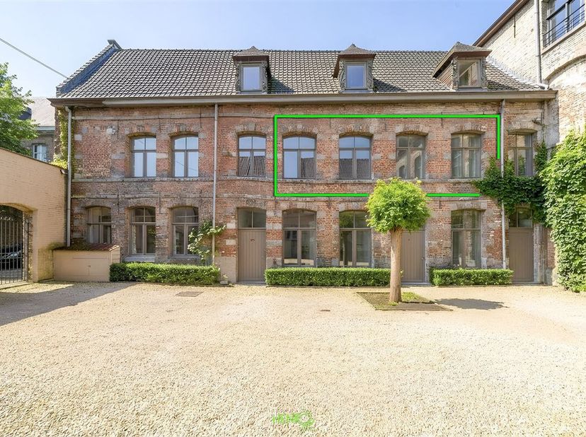 Situé dans une copropriété pleine de charme, cet appartement une chambre de +/-47 m² (valeur PEB) séduit par son cachet et son potentiel. Avec quelque