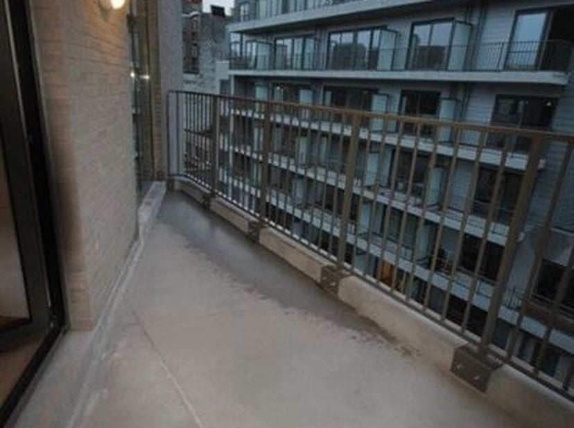 Description : appartement  meublé moderne au quatrième étage dans une construction récente située en plein centre de Bruxelles, proche de la place Sai
