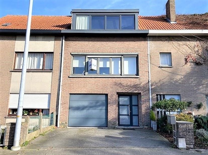 Bent u op zoek naar een gezellige en praktische woning met ruimte en comfort? Deze charmante bel-etage heeft alles wat u nodig heeft!<br />
Bij het be