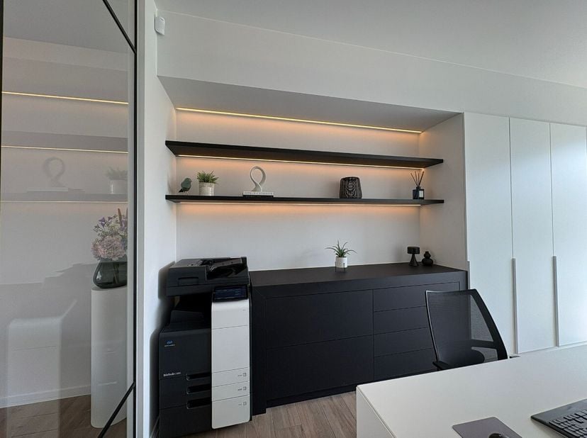 Volledig ingerichte kantoorruimte te huur op een topligging in Hasselt.Voor meer info ga naar https://www.era.be/nl/te-huur/hasselt/handelspand/modern