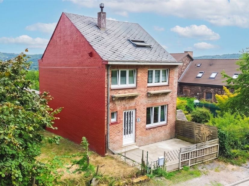 Située sur les hauteurs de Rivière, cette spacieuse maison d'habitation offre un potentiel rare dans un environnement calme et verdoyant proche du poi