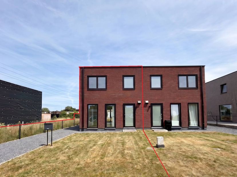 Ben je op zoek naar een splinternieuw, duurzaam en modern huis in Limburg? Deze unieke woning in Peer combineert hedendaags wooncomfort met een uitste