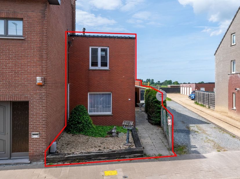 Te renoveren woning met garagebox<br />
<br />
In Zele bevindt zich deze te renoveren woning met garagebox, ideaal voor wie een eigen project wil st