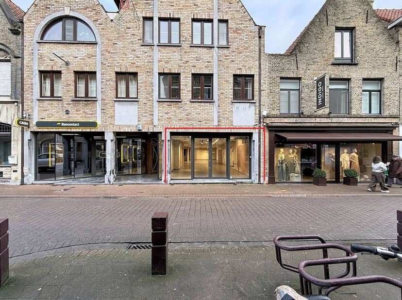 Cet établissement commercial polyvalent est situé dans la rue commerçante animée de Furnes. Avec une superficie généreuse (268 m²), c'est l'endroit id