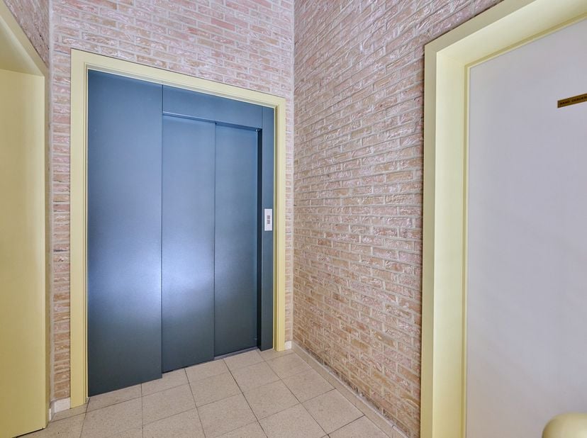 Midden in het centrum van Lommel vindt u dit verzorgde duplexappartement van 78 m² bewoonbare oppervlakte, verdeeld over twee verdiepingen.<br />
<br