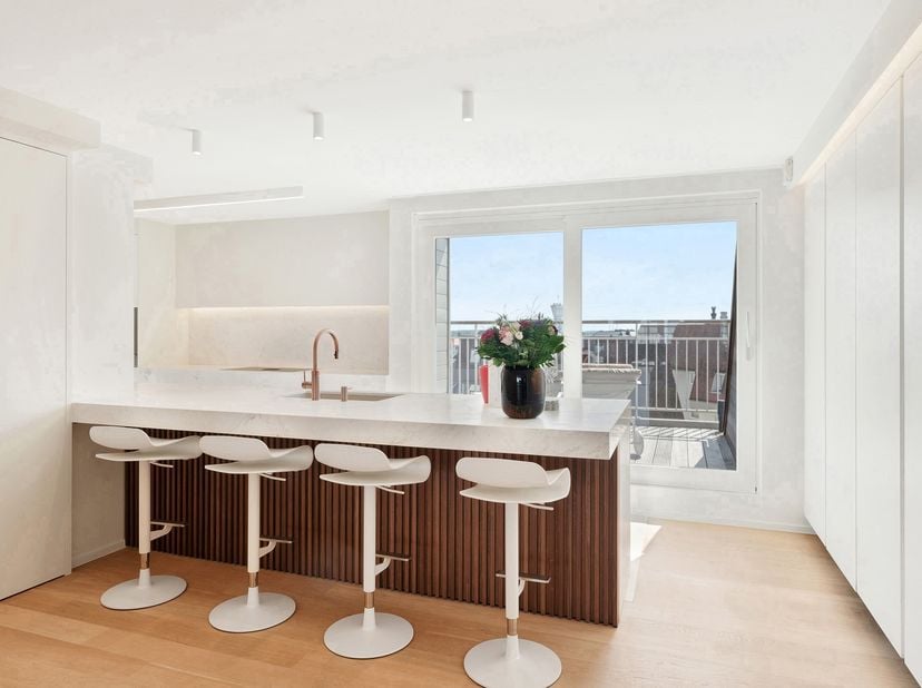 Subliem zonnig duplexappartement met ruime terrassen en zijdelings zeezicht, op enkele stappen van de Zeedijk in Knokke.<br />
Via de inkomhal met gas