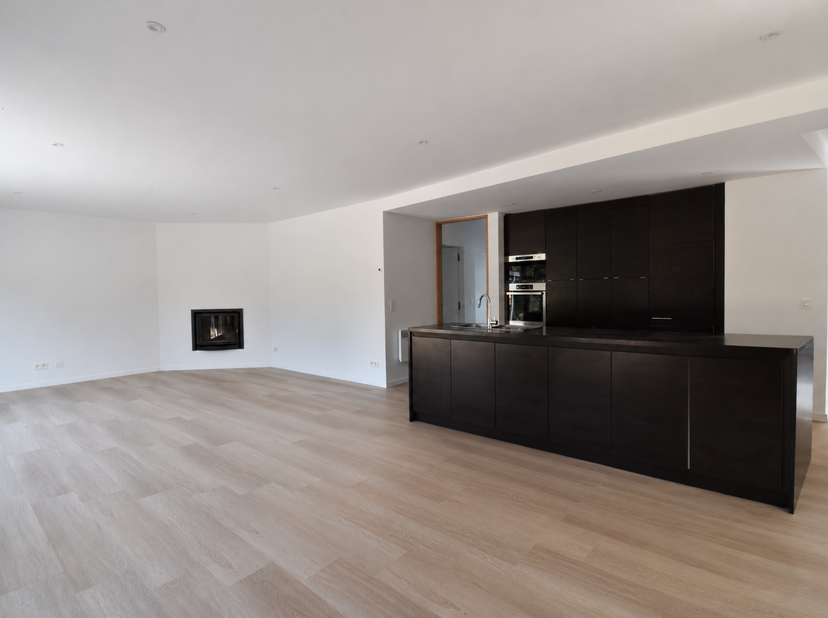 Maison de plain-pied avec 3 chambres, bureau, dépendance polyvalente et jardin<br />
Cette maison de plain-pied d'une superficie totale de +/-141m² se