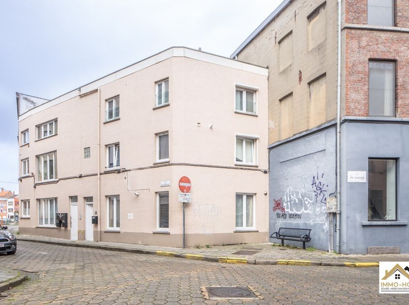 Deze compacte gelijkvloers appartement  is gelegen op wandelafstand van het historisch centrum van Gent, vlak bij de Leie en biedt een praktische inde