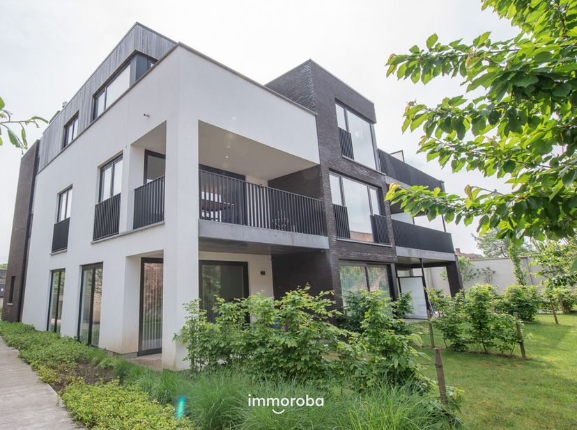 Dit modern en recent appartement ligt op een rustige locatie in het centrum van Deerlijk.<br />
Indeling van het appartement: inkomhal met gastentoile