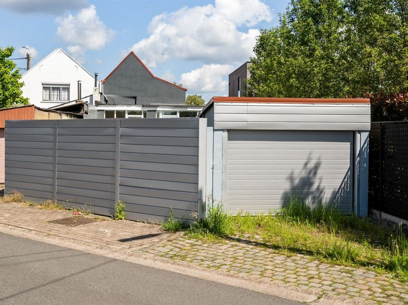 Woning met inpandige garage te centrum Putte. <br />
<br />
<br />
De woning is gelegen in de Daliastraat 7 te Putte, in een aangename en rustige w