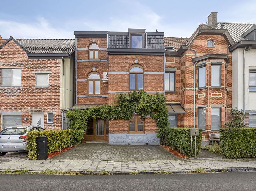 Zoek je een instapklare woning met opvallend veel ruimte, een slimme indeling en een groene tuin? Deze recent gerenoveerde woning combineert de charme