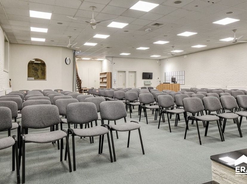 Deze multifunctionele ruimte is gelegen op wandelafstand van Genk-centrum. Dit pand werd eerder gebruikt als auditorium/vergaderruimte en kan naar eig