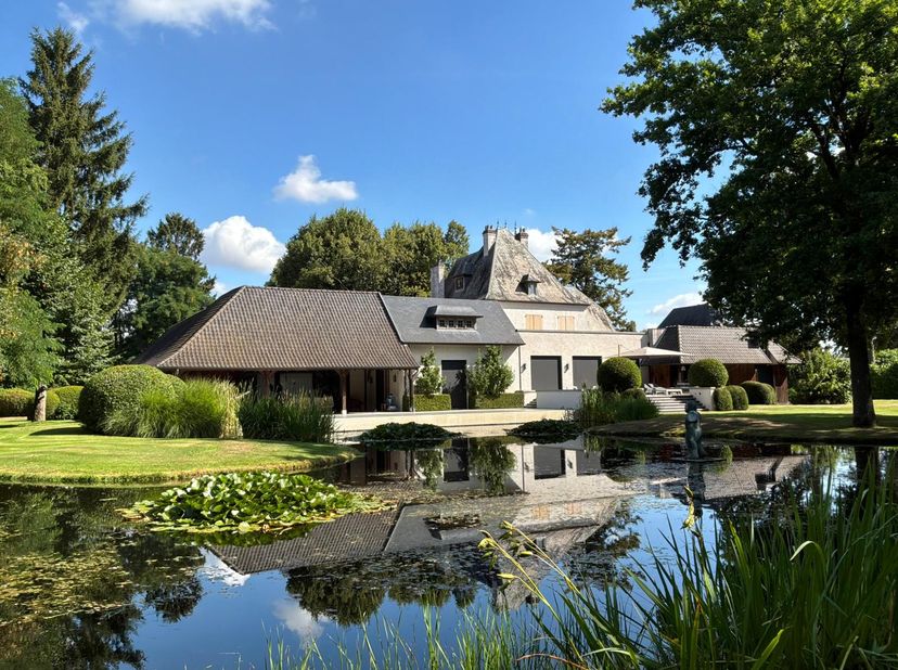 Deze imposante villa combineert luxe, comfort en privacy in een schitterende, volledig omheinde parktuin van circa 12.000m2. <br />
Er is bij de volle