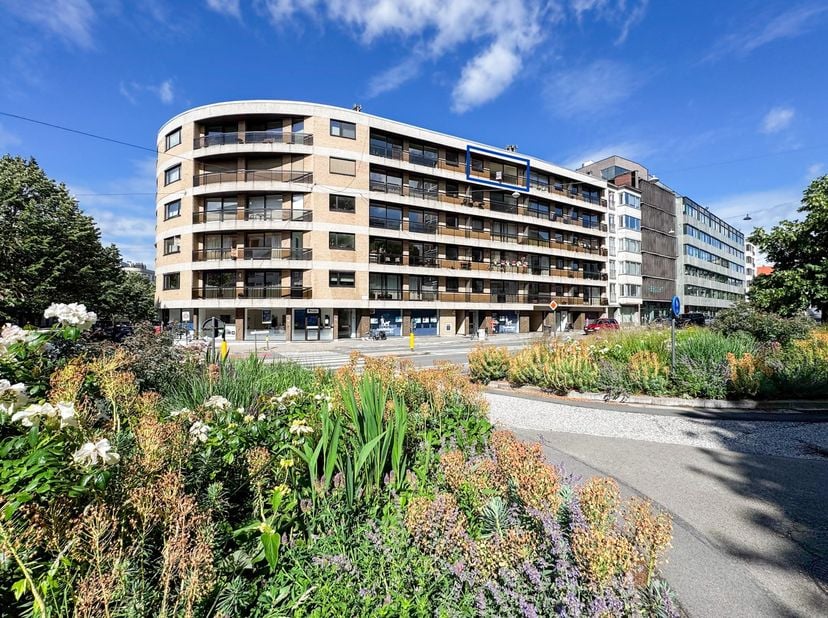 Wonen met het park als je voortuin, cultuur om de hoek en de stad binnen handbereik.<br />
<br />
Dit ruime (92 m2) en lichtrijke 2slpk appartement op